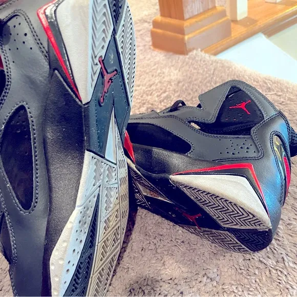 Boys Size 6.5 Jordan True Flight (Black/Gym Red/Wolf Grey)
