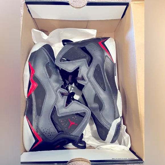 Boys Size 6.5 Jordan True Flight (Black/Gym Red/Wolf Grey)