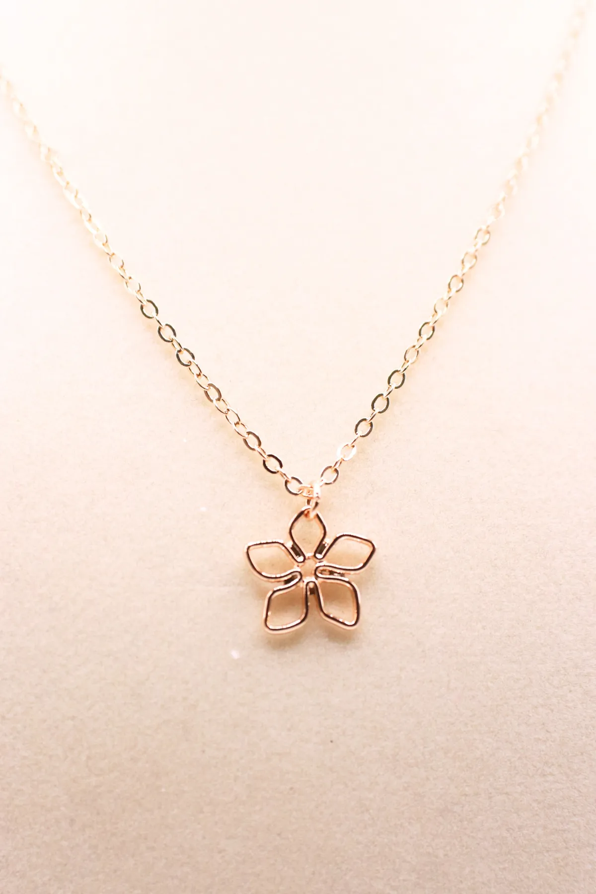 FLOWER OUTLINE NECKLACE