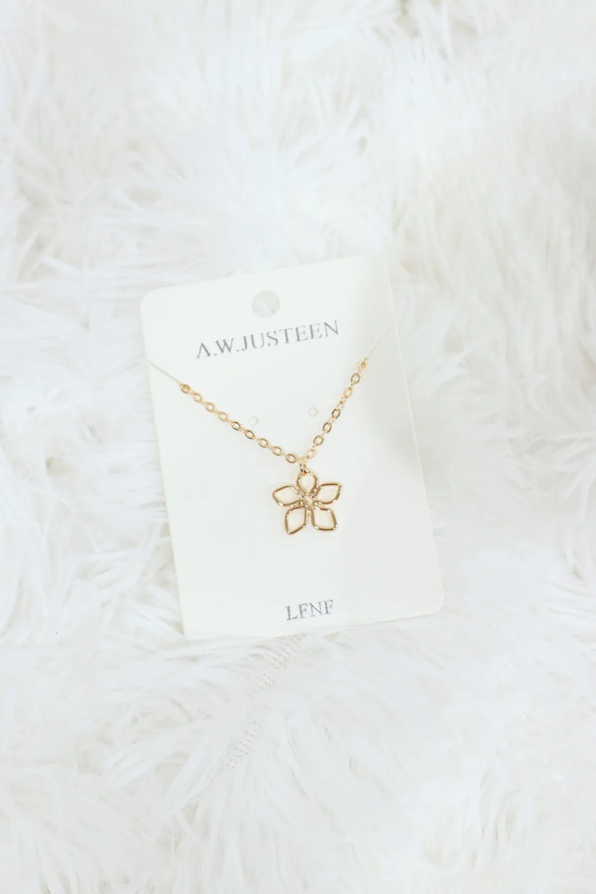 FLOWER OUTLINE NECKLACE
