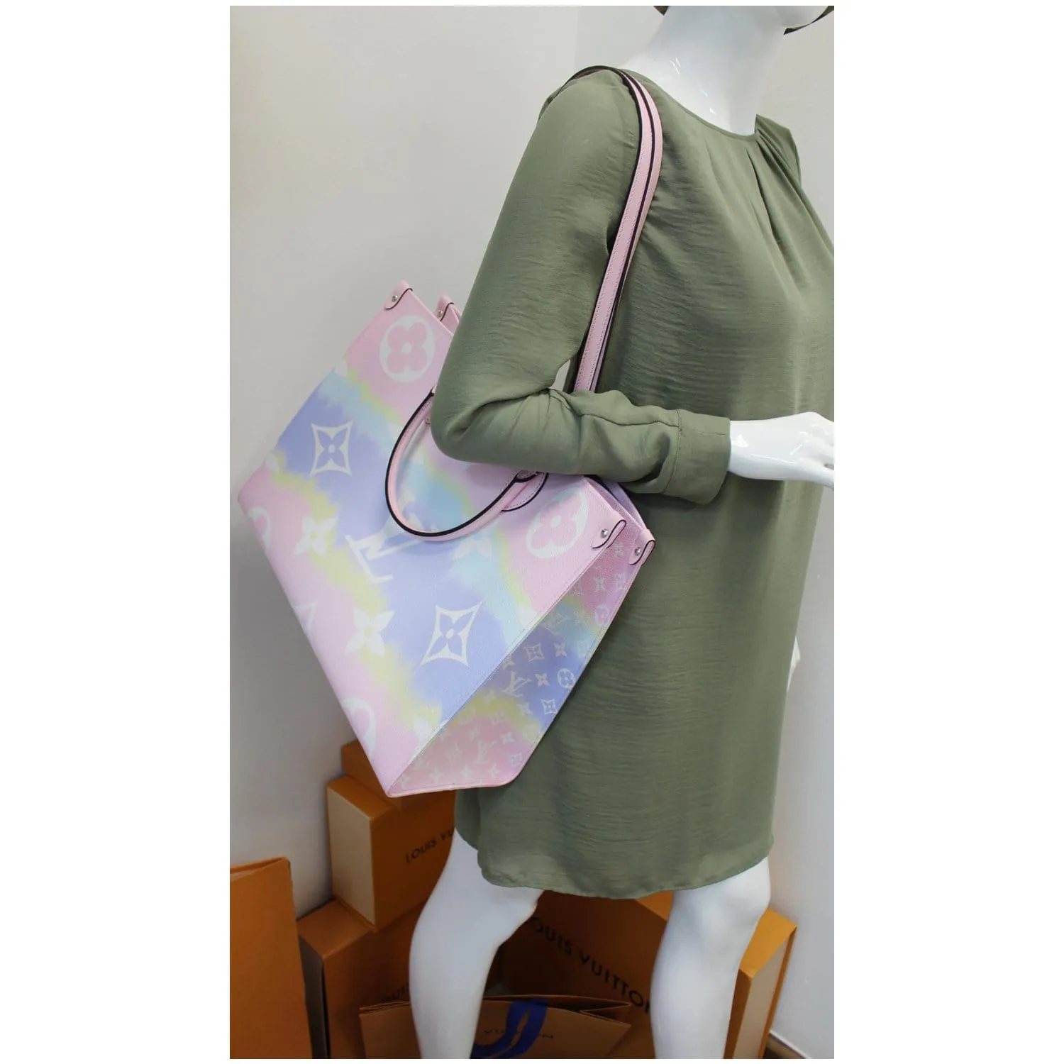 LOUIS VUITTON Escale Onthego GM Monogram Shoulder Bag Pastel