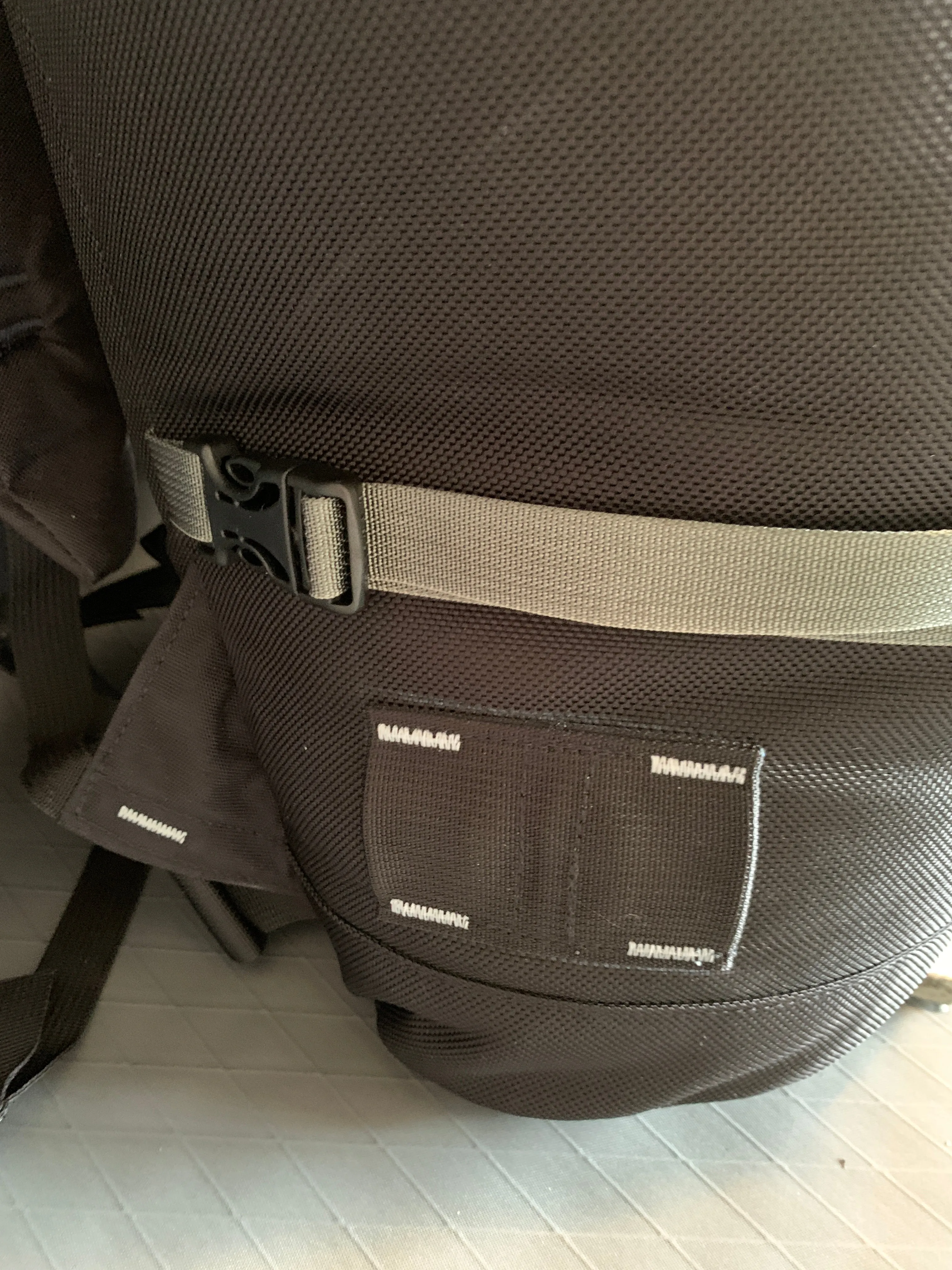 ski carry slots with voile straps
