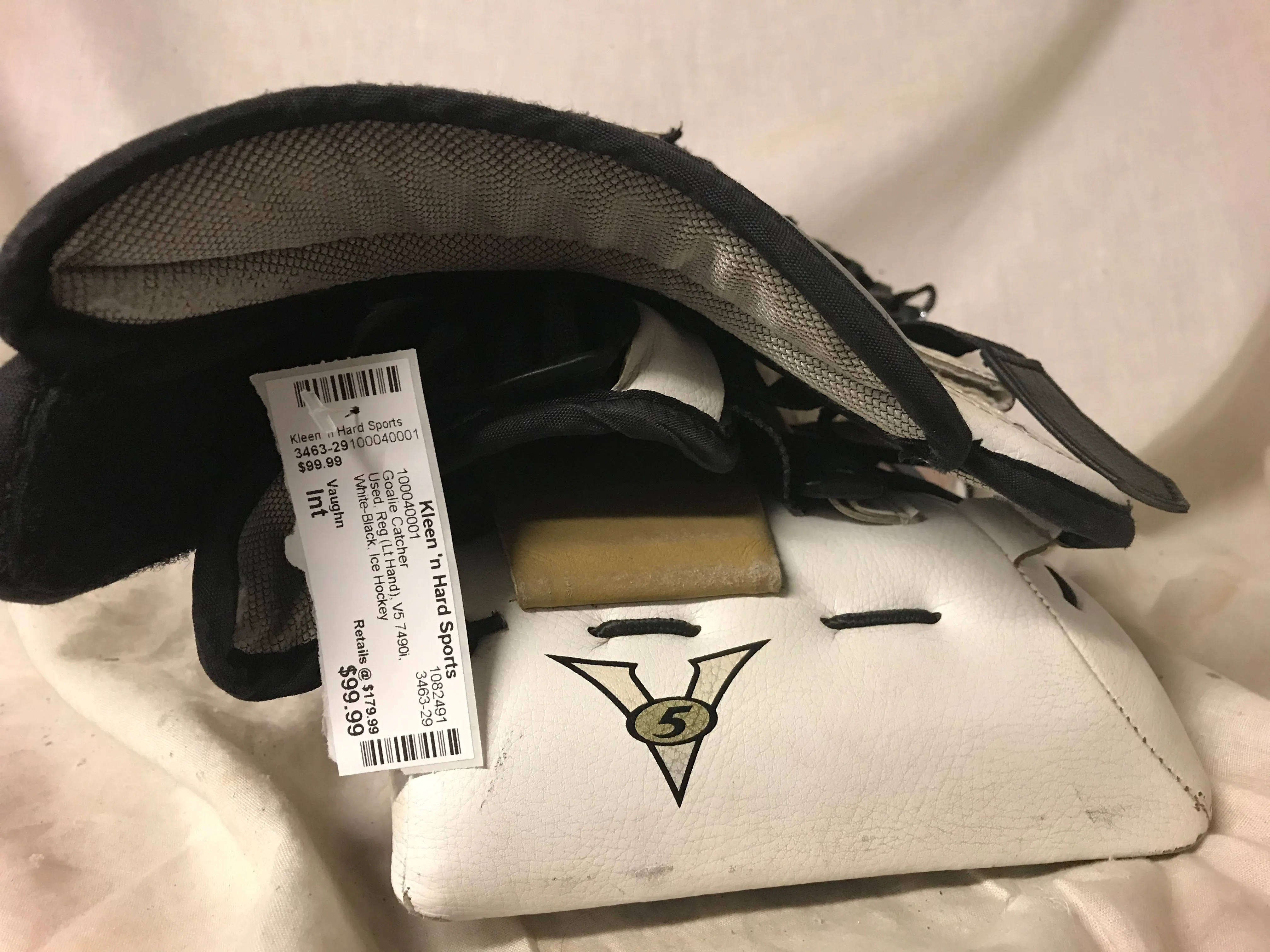 Used Vaughn V5 7490i Reg (Lt Hand) Sz Int White-Black Ice Hockey Goalie Catcher