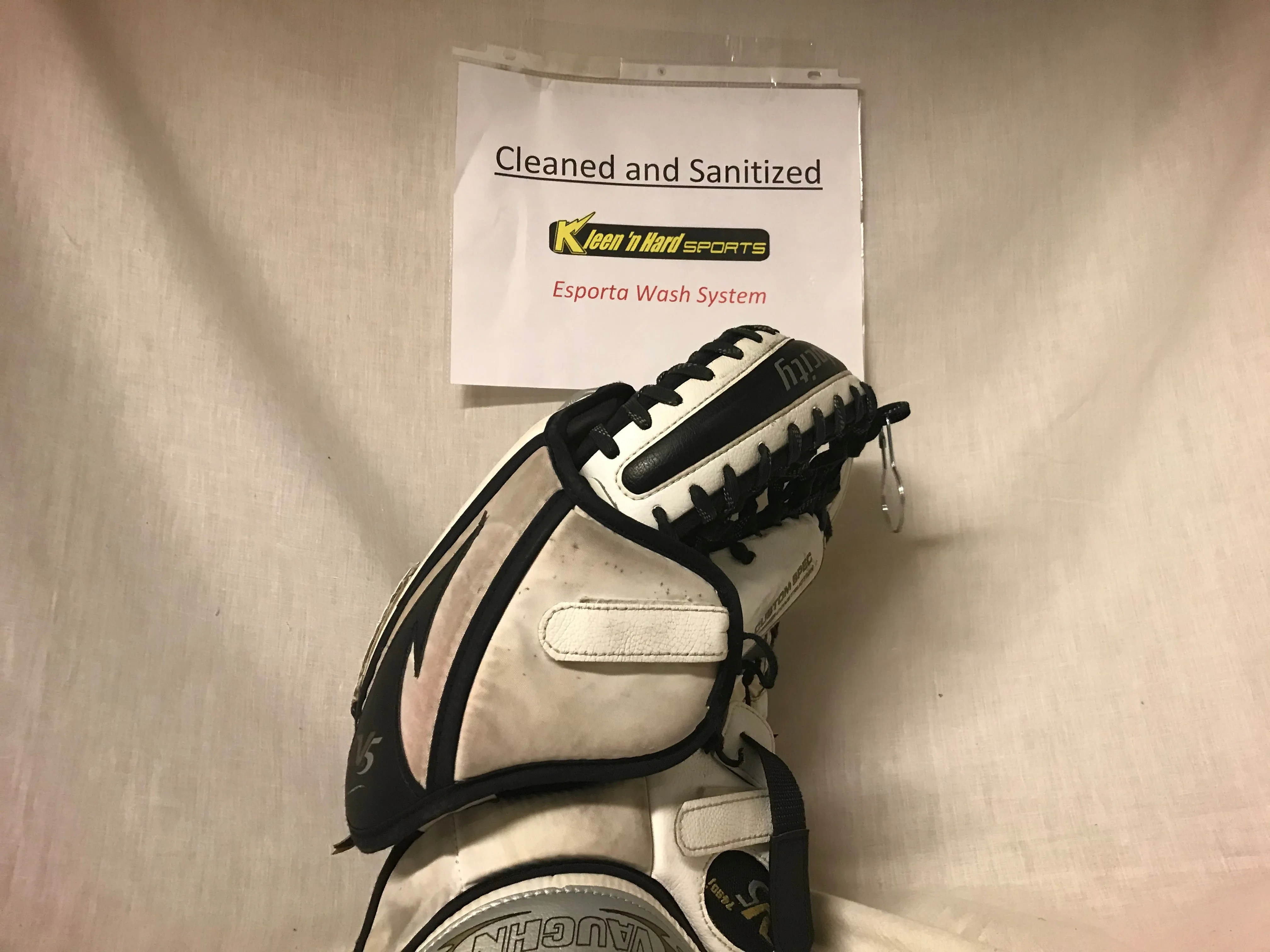 Used Vaughn V5 7490i Reg (Lt Hand) Sz Int White-Black Ice Hockey Goalie Catcher