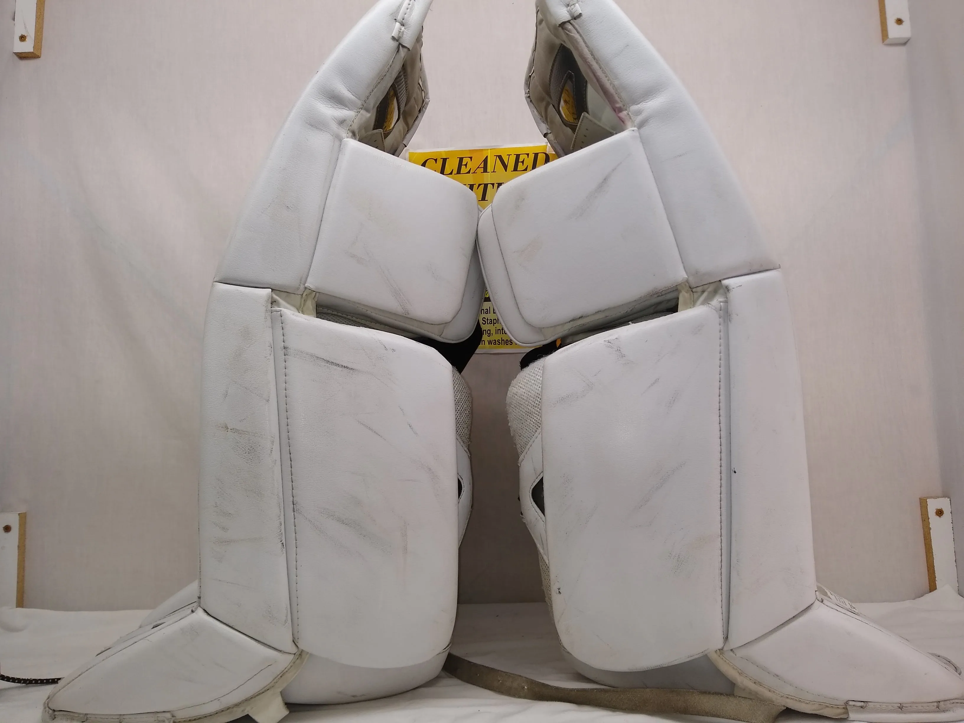 Used Vaughn Ventus SLR PRO Size 30"   2 White Hockey Goalie Goalie Leg Pads