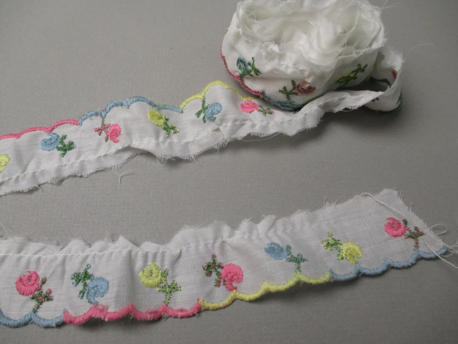Vintage 50s Eyelet edge trim