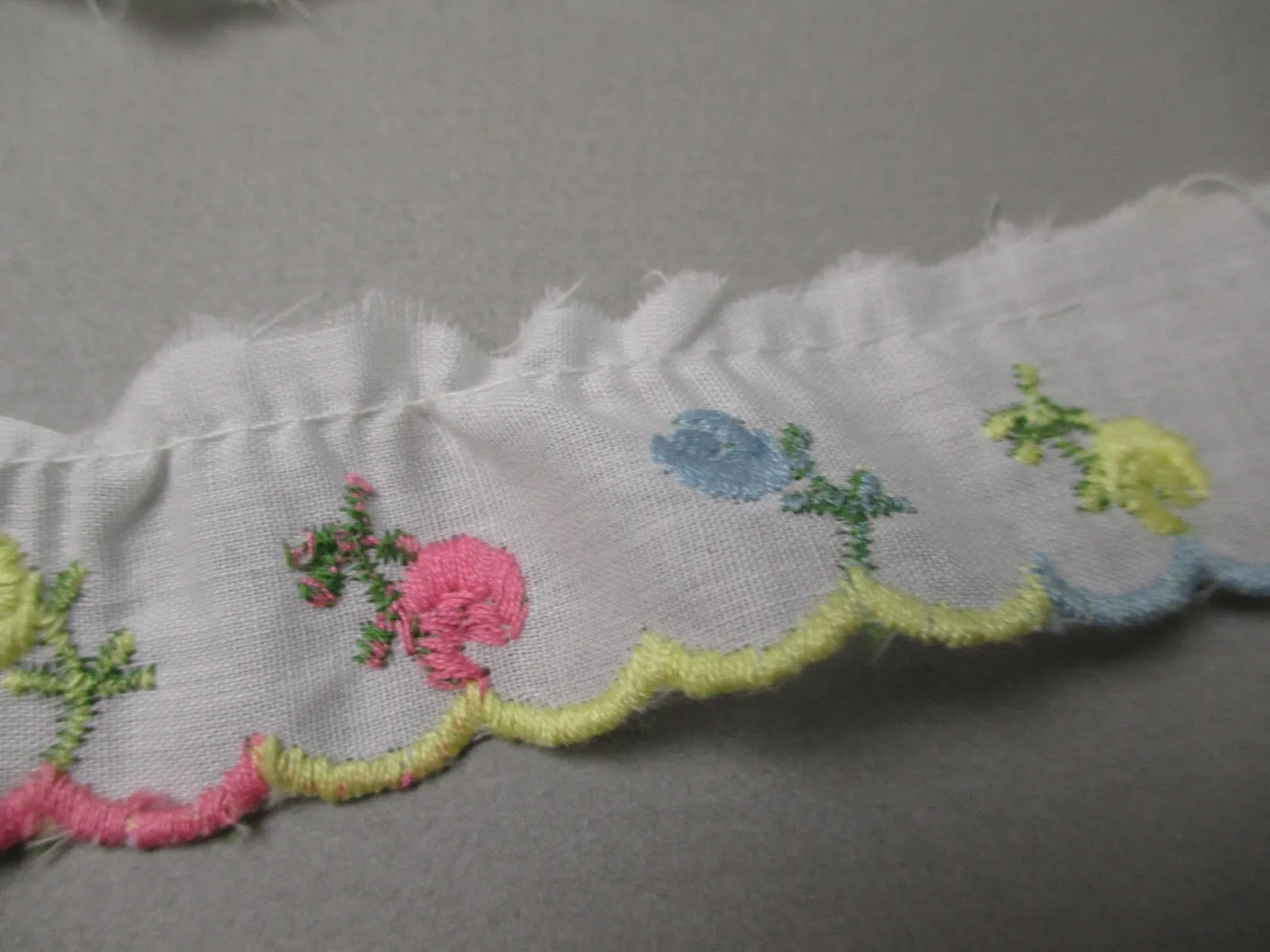 Vintage 50s Eyelet edge trim